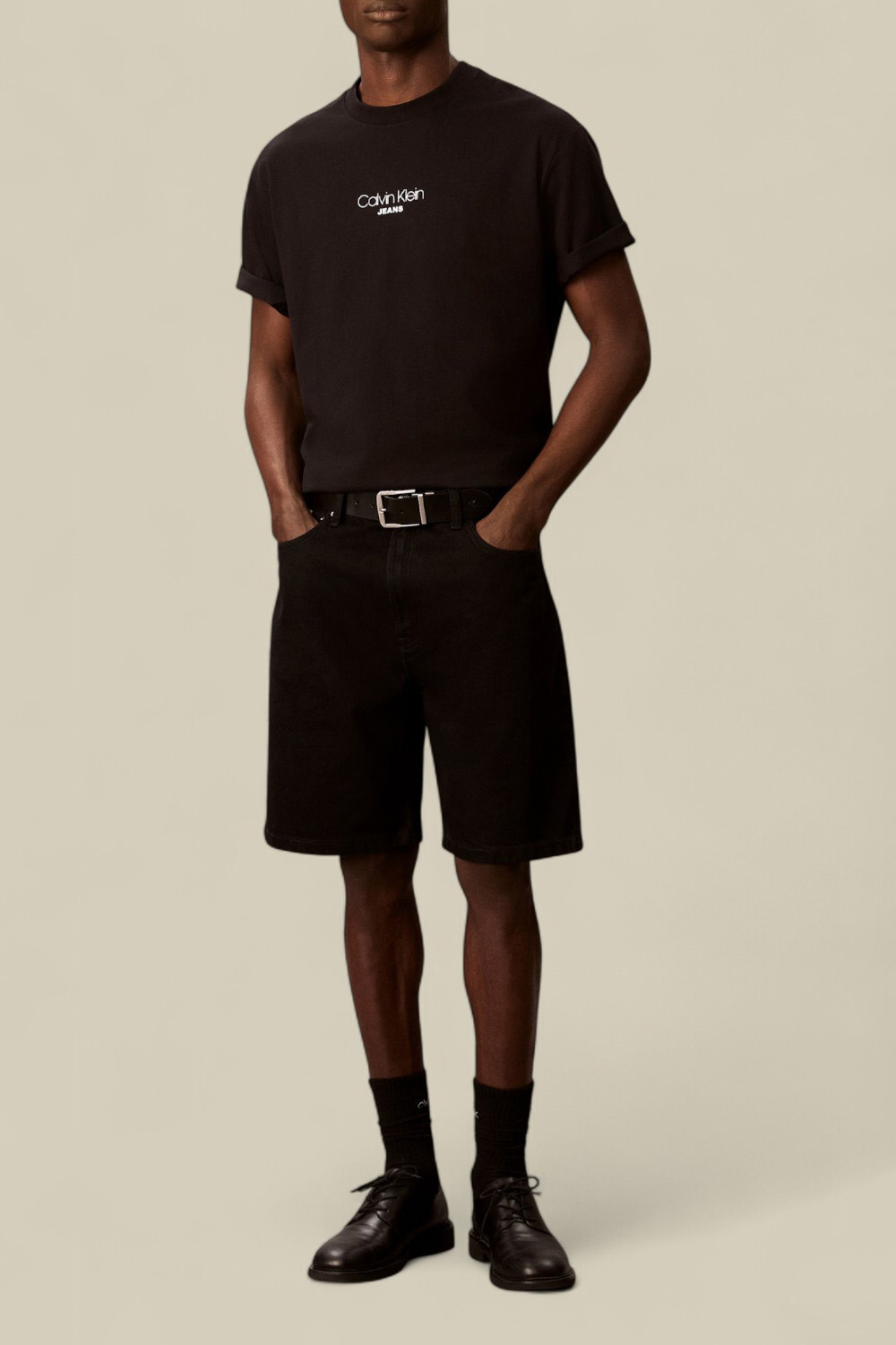 תמונת כל הלוק של חולצת טי